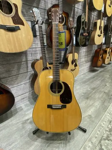 Martin Guitars - HD-28 V18